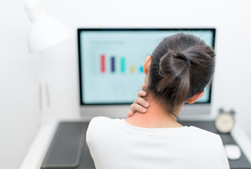 Schmerzen adé: Wie Matratze und Kopfkissen Nackenbeschwerden beeinflussen