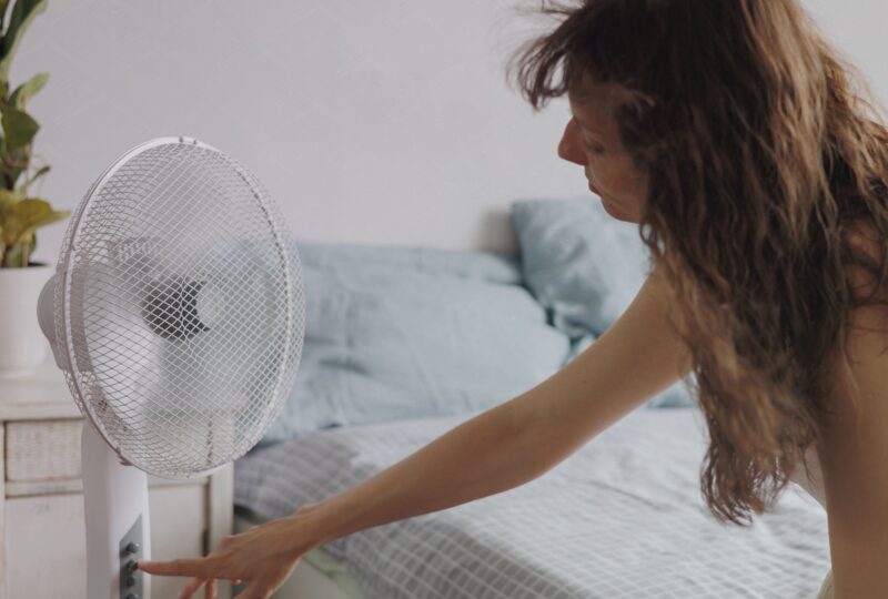 Keep cool, sleep cool: So bleibt das Bett im Sommer kühl